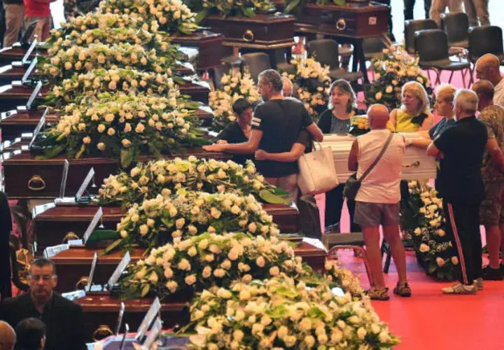 Los familiares del resto de fallecidos decidieron ceremonias privadas, algunos como protesta ante un Estado que no ha protegido a las personas, como en el caso de las familias de cuatro jóvenes de Torre del Greco, una localidad en el sur de Italia.