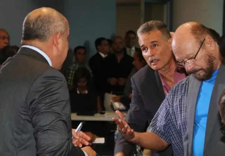 El presidente de la Comisión de Salud, Crispiano Adames, se sacó de encima el debate, y afirmó que le corresponde al Ejecutivo y al MEF buscar la "fórmula financiera". /Foto Asamblea