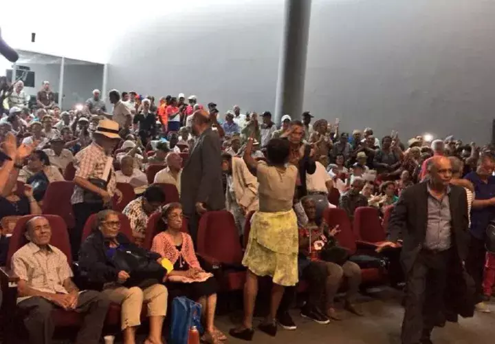 Reacción de los asistentes a la sesión de la Comisión de Trabajo. /Foto: Cortesía
