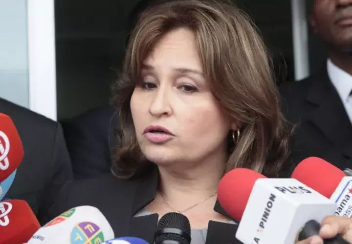 Kenia Porcell no cumple con denuncia formal en la instancia correcta. Víctor Arosemana