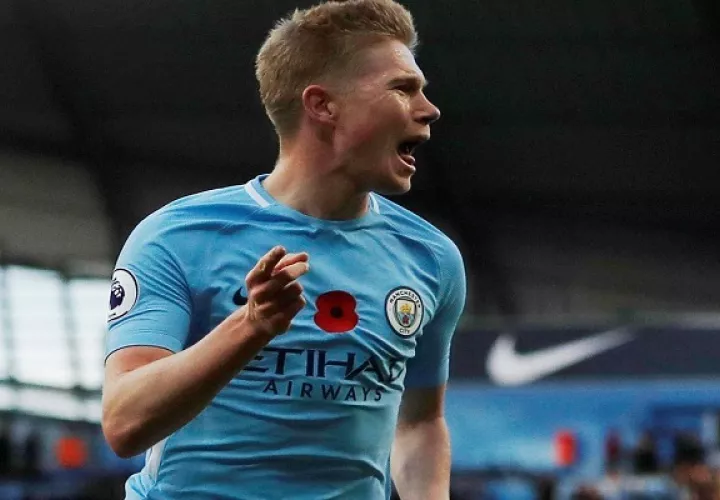 Kevin De Bruyne se lesionó la rodilla.