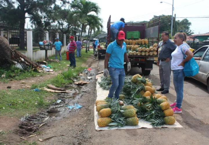 Los vendedores del mercado de abasto están cansados de la competencia desleal. Foto/Eric Montenegro 