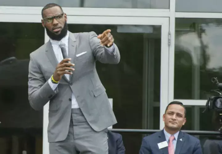 LeBron James habla durante la inauguración de una escuela en Ohio. Foto:AP 