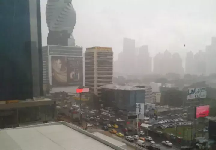 Autoridades piden no ponerse en riesgo durante las lluvias./ Foto: Panamá América