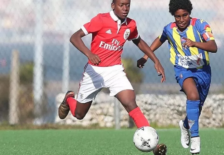 David Banda en la cancha defendiendo los colores del Benfica. Foto @Madonna