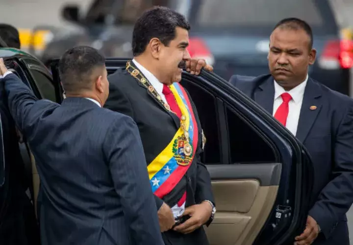 El presidente Nicolás Maduro, sacado del lugar del atentado. FOTO/EFE