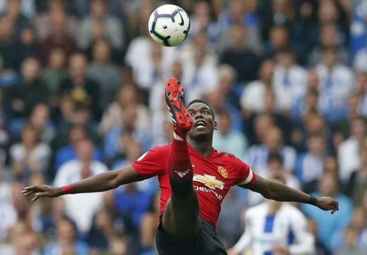 Pogba, del Manchester United, en labor defensiva. Foto AP