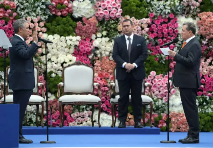 El nuevo presidente colombiano, Iván Duque Márquez (i), participa junto al presidente del Senado, Ernesto Macías, en la toma de posesión. FOTO/EFE