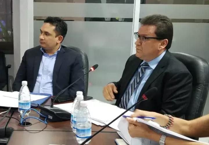 El actual ministro Ricardo Pinzón (Der.) durante la sesión de la Comisión de Presupuesto./ Foto: @Meduca_Panama