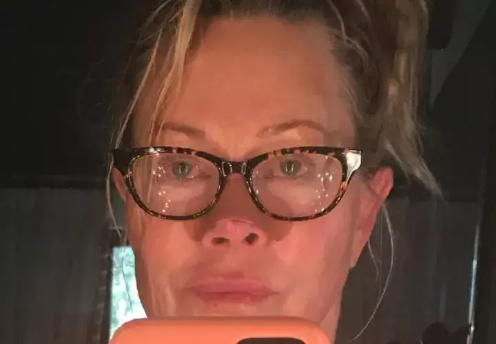 Melanie Griffith se ve  diferente. 