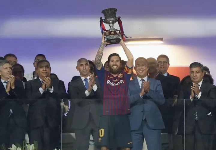 El capitán Messi levantó el trofeo.