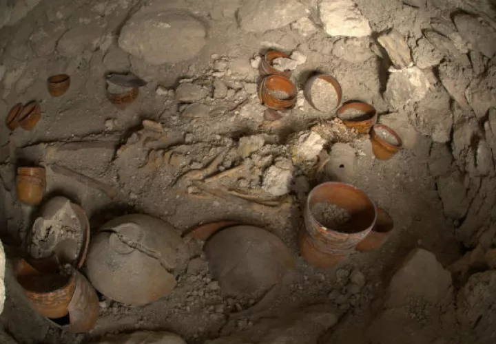 Durante el siglo IX d.C., hubo un gran declive político en la región maya central, cuando sus famosas ciudades fueron abandonadas y las dinastías se terminaron.