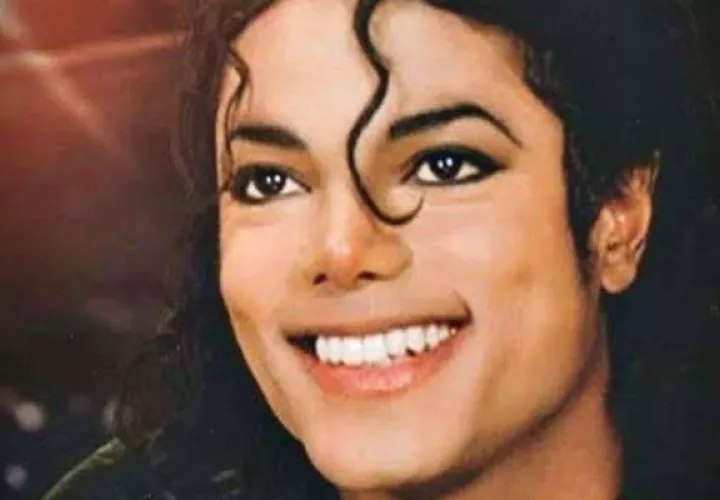 Más cerca el icono del 'pop' Michael Jackson.