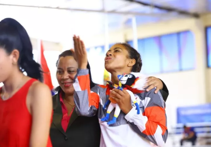 Miryam Roper saluda a los fanáticos luego de recibir la medalla de oro en Barranquilla 2018. Foto @COlimpicoPanama