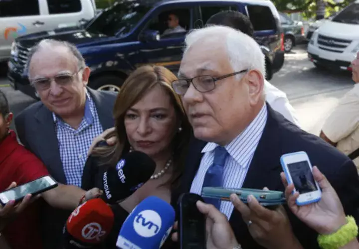 Se conoció que Balbina Herrera solicitó 30 millones de dólares y Mitchell Doens pidió 20 millones de dólares,