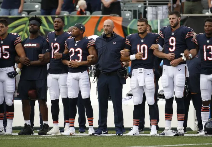 Los jugadores de los Osos durante el himno. Foto AP