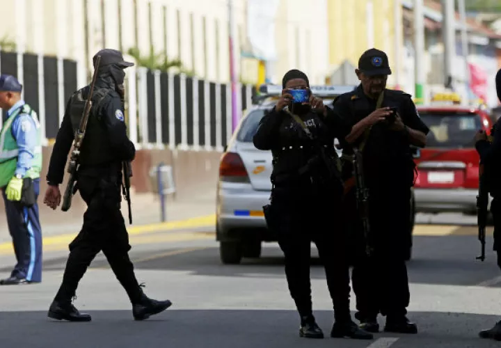 Un grupo de policías antidisturbios permanece en una calle que da entrada al barrio indígena Monimbó. FOTO/EFE