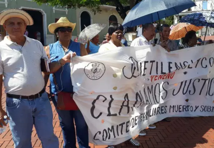 Los familiares de las víctimas de dietilenglicol protestan frente al Ministerio de Salud. 