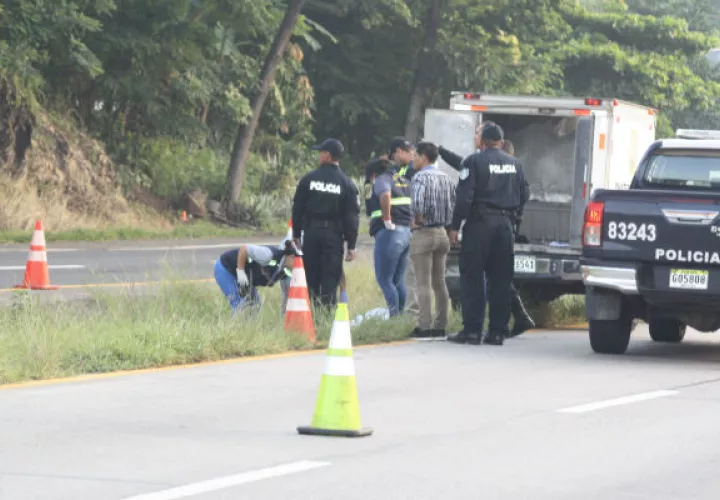 El cuerpo del occiso quedó tirado en la cuneta que dividen las cuatro vías de la carretera Interamericana, en tanto que a pocos metros se encontró un calzado.
