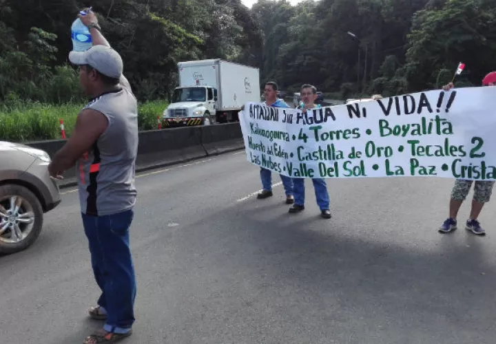 En opinión de los residentes de Loma Cová, el  personal del Instituto de Acueductos y Alcantarillados Nacionales (Idaan), es “inoperante” al no atender los reclamos de agua potable.