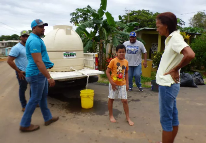 Se lleva a cabo la distribución de agua potable. Foto: Thays Domínguez.  