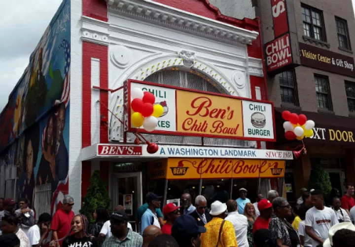 "Los presidentes van y vienen, sin embargo, Ben's Chili Bowl se mantiene".