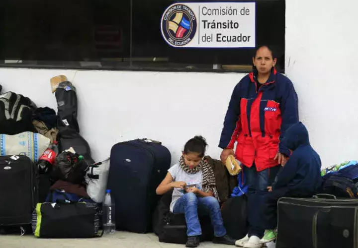 Venezolanos esperan para cruzar el paso fronterizo entre Ecuador y Perú. Fotos: EFE/AP.