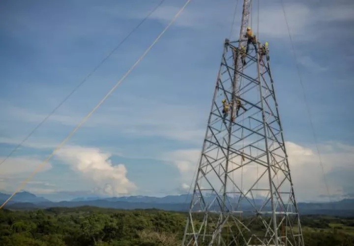 La tercera línea de transmisión se extiende desde Chiriquí hasta la ciudad de Panamá