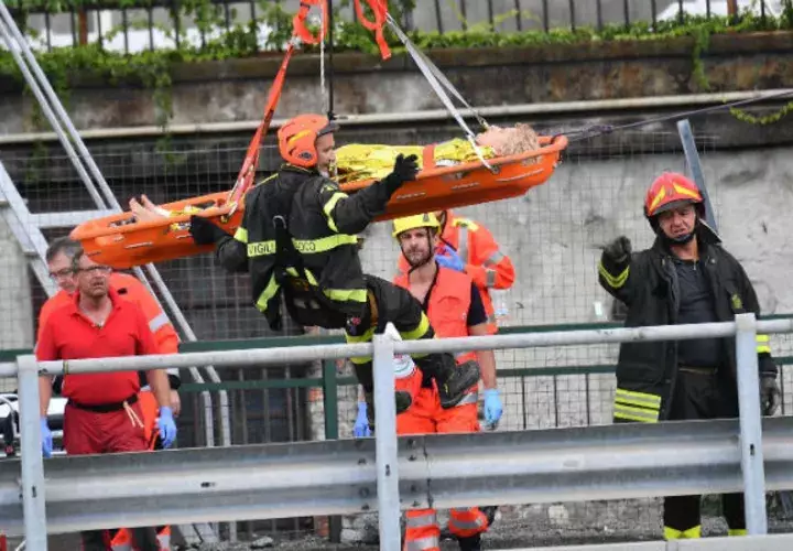 Rescatistas trabajan arduamente para sacar lo más pronto posible a los heridos y a las víctimas del puente que colapsó. FOTO/AP
