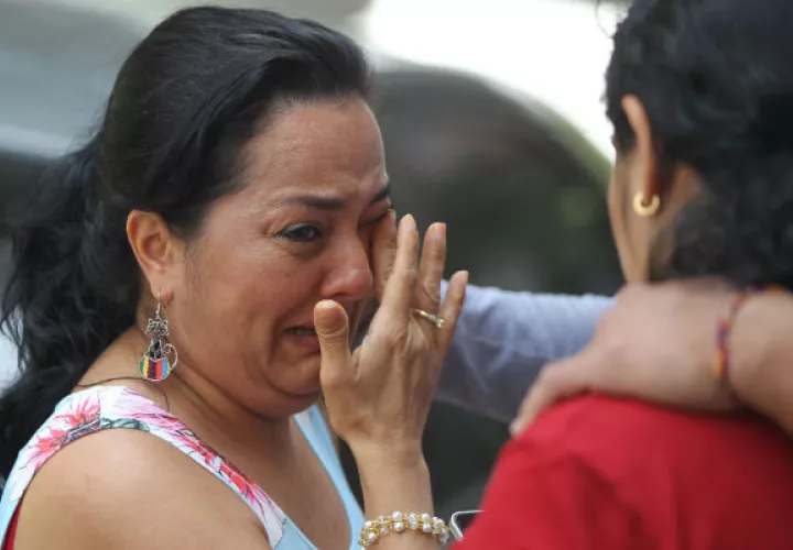 Familiares de las víctimas del accidente de autobús en Ecuador buscan detalles sobre lo ocurrido. FOTO/EFE