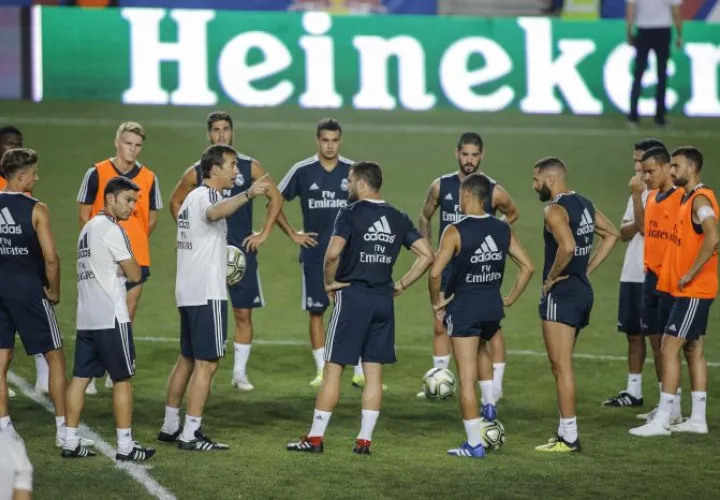 El entrenador del Real Madrid, Julen Lopetegui (3i), se dirige a sus jugadores durante el entrenamiento. Foto EFE