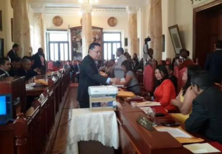 Concejales reciben  dieta por cada reunión en la que participan. Archivo