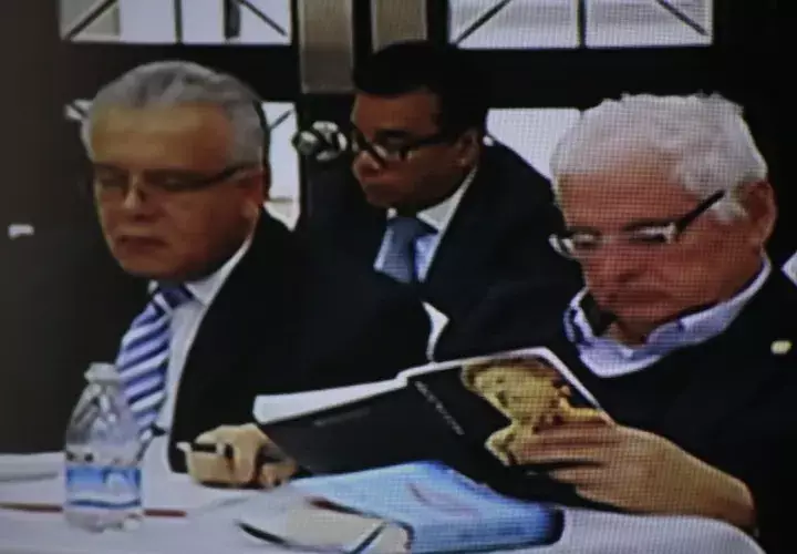 El expresidente Ricardo Martinelli se mantuvo atento a su lectura mientras se desarrollaba la audiencia. Víctor Arosemena
