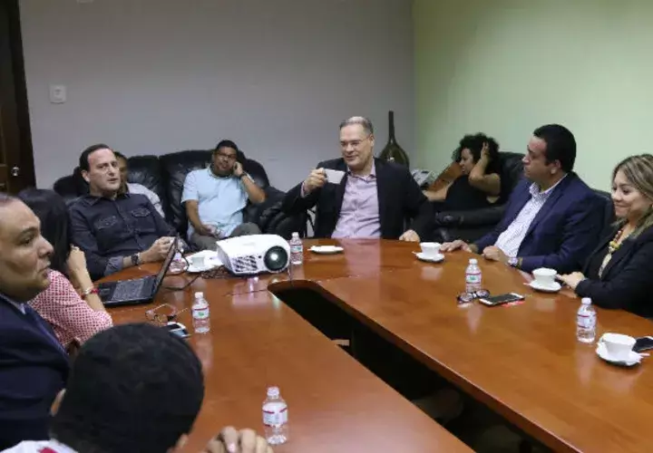 Riccardo Francolini junto a dirigentes del PRD
