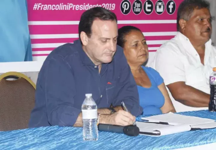 Riccardo Francolini Arosemena en reunión con copartidarios de Cambio Democrático