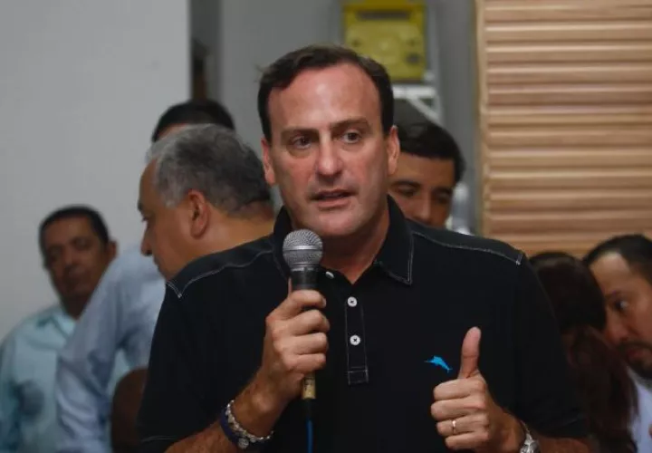 El precandidato a la presidencia por el CD, Riccardo Francolini expone sus propuestas, entre ellas el programa Escuela para padres.