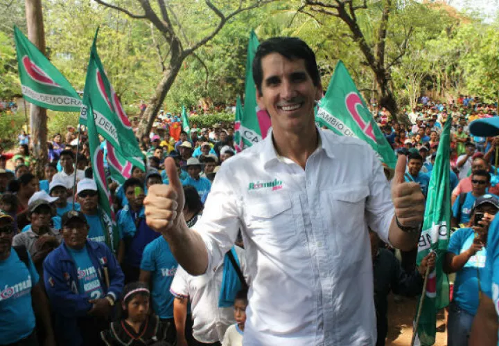 Rómulo Roux, precandidato presidencial del Partido CD.