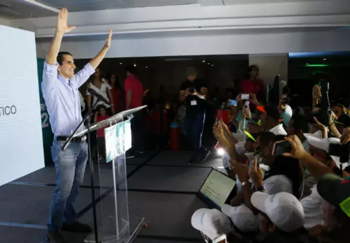 Según Roux una publicación de un diario impreso salió hace diez días antes de las elecciones primarias para perjudicarlo. /Foto: Edward Santos. 