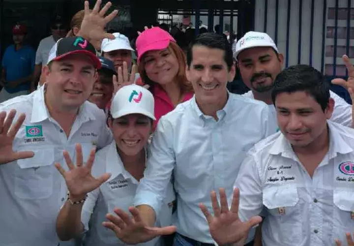 Rómulo Roux junto a copartidarios el día de las primarias de Cambio Democrático. 
