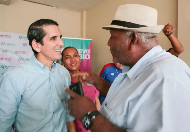 Precandidato Rómulo Roux
