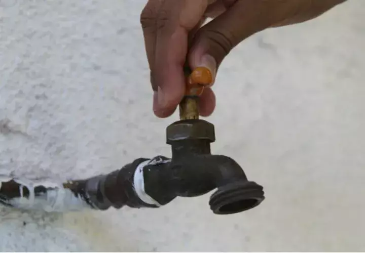 Los usuarios del a potabilizadora de Chilibre, deben recoger agua./Foto: Panamá América