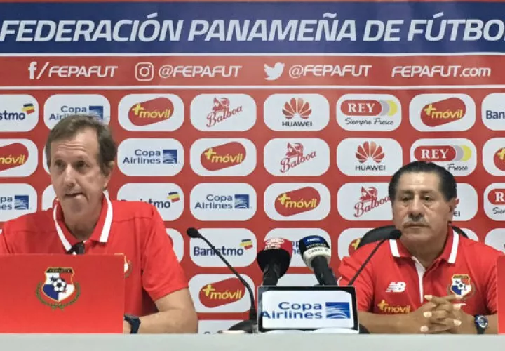 Stempel (izq.)  y su asistente el peruano Pascual "Chato" Ramírez. Foto:Fepafut