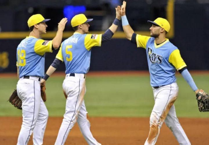  Blake Snell (izq.) es felicitado por sus compañeros. Foto:AP
