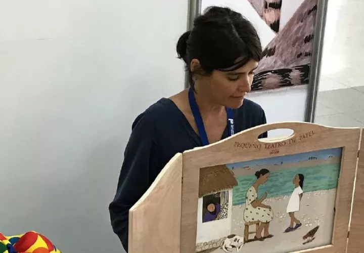 Inspirado en el Kamishibai japonés. 