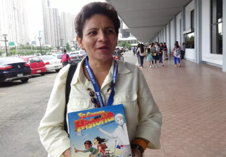 Escritora Telsy Sánchez G. deleita a la niñez con sus cuentos. Foto: Rosalina Orocú M.