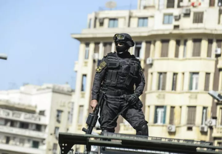Un agente de policía hace guardia en El Cairo (Egipto). Foto: EFE 