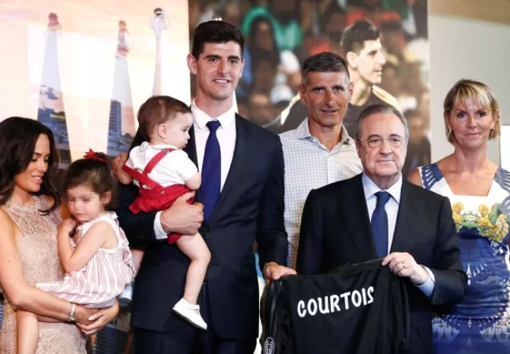 Thibaut Courtois junto a su familia y el presidente del Real Madrid. Foto EFE