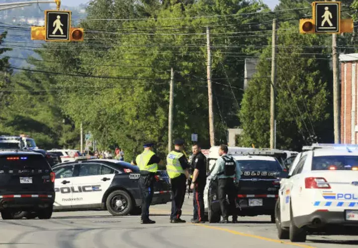 Los agentes de policía inspeccionan el área de un tiroteo en Fredericton. Foto: AP 