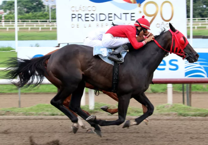 Tiz Ardel (rojo) y Uxia P. (por dentro) en un gran duelo.