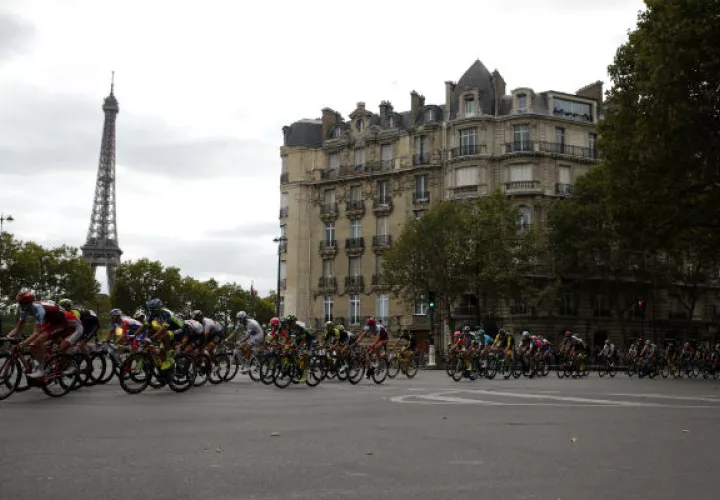 Se desconoce si la Torre Eiffel de París, abrirá sus puertas. FOTO/AP